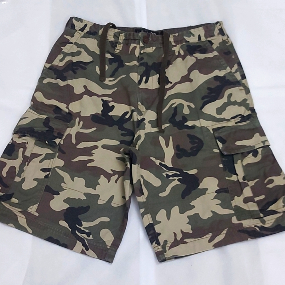 Foot Locker Camo Cargo Shorts - size 32